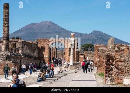 Berühmte Ansicht des Forums des antiken Pompeji, der Vesuv Vulkan im Hintergrund, Italien Stockfoto