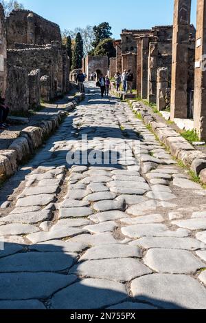 Eine schöne, typische gepflasterte Straße in der antiken Stadt Pompeji, Süditalien Stockfoto