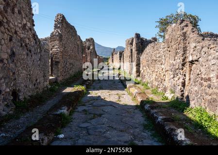 Eine schöne, typische gepflasterte Straße in der antiken Stadt Pompeji, Süditalien Stockfoto