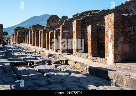 Eine Kreuzung einer typischen römischen Straße in der antiken Stadt Pompeji, Süditalien Stockfoto