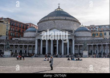 Riesige klassizistische Basilika San Francesco di Paula in der Innenstadt von Neapel, Süditalien Stockfoto