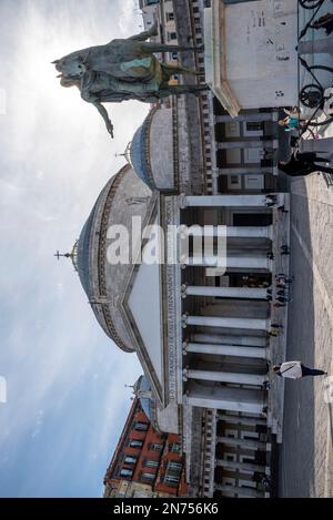 Riesige klassizistische Basilika San Francesco di Paula in der Innenstadt von Neapel, Süditalien Stockfoto