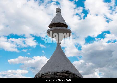 Typisches gefaltetes Steindach eines Trullo in Alberobello, Italien Stockfoto