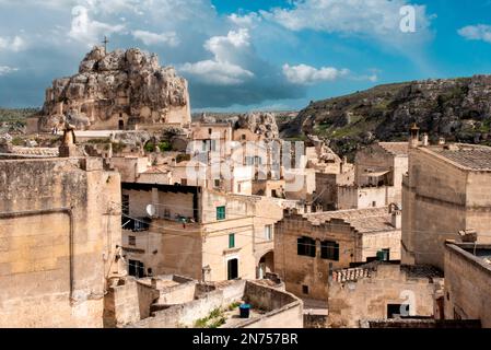 Blick auf die historische Kavernenbasilika San Pietro in Monte Errone in der historischen Innenstadt von Mdera, Süditalien Stockfoto