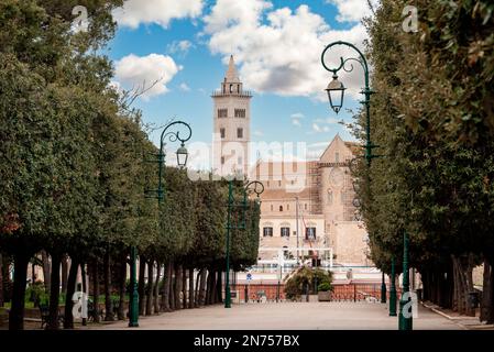 Ikonische romanische Kathedrale von Trani in Italien Stockfoto