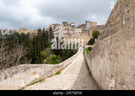 Die berühmte Aquädukt-Brücke aus römischer Zeit in Gravina, Süditalien Stockfoto