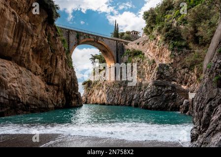 Malerische Bogenbrücke am Fjord of Fury, Amalfiküste Süditalien Stockfoto