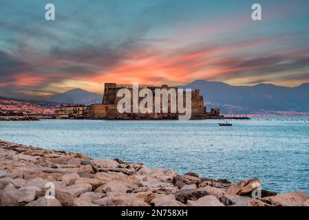 Sonnenaufgang über dem berühmten Castel dell'Ovo und dem Golf von Neapel, Süditalien Stockfoto