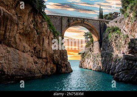 Malerische Bogenbrücke am Fjord of Fury, Amalfiküste Süditalien Stockfoto