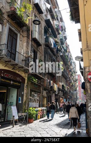 Typische schmale Straße im historischen spanischen Viertel von Neapel, Süditalien Stockfoto