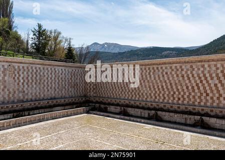 Berühmter mittelalterlicher Brunnen von 99 Ausbrüchen in der Altstadt von L'Aquila, Abruzzi in Italien Stockfoto