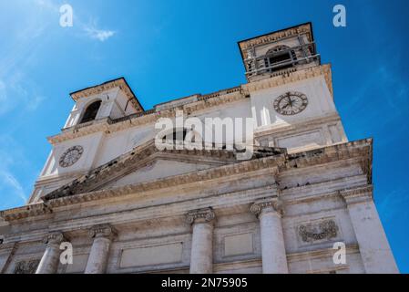 Vor der Kathedrale San Massimo in L'Aquila, Abruzzen in Italien Stockfoto