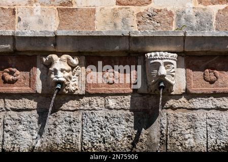 Berühmter mittelalterlicher Brunnen von 99 Ausbrüchen in der Altstadt von L'Aquila, Abruzzi in Italien Stockfoto