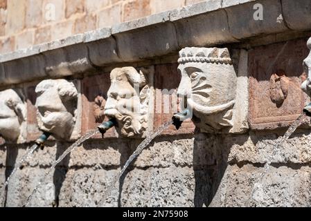 Berühmter mittelalterlicher Brunnen von 99 Ausbrüchen in der Altstadt von L'Aquila, Abruzzi in Italien Stockfoto