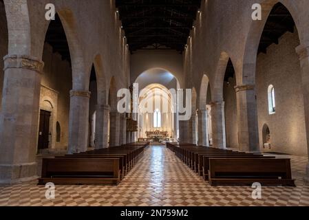 L'Aquila, Italien, leerer Hauptgang des nach dem Erdbeben wiederaufgebauten romanischen Dom Santa Maria di Collemaggio in L'Aquila, Abruzzen in Italien Stockfoto