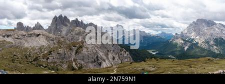 Malerische wilde alpine Landschaft rund um die 3 Zinnen Berge, die dolomiten in Südtirol Stockfoto