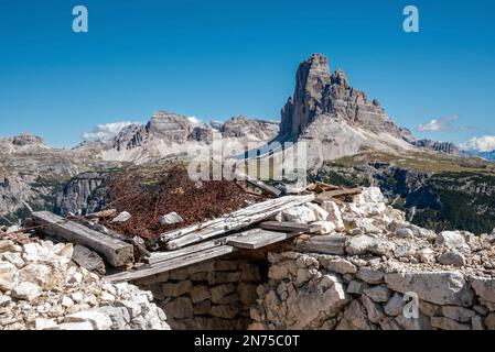 Überreste von militärischen Befestigungen auf dem Klavierberg in den Dolomiten, erbaut während des Ersten Weltkriegs, Südtirol Stockfoto