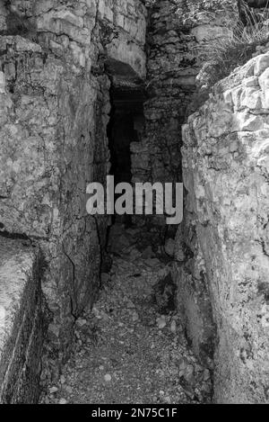 Überreste eines Militärbunkers auf dem Klavierberg in den Dolomiten, erbaut während des Ersten Weltkriegs, Südtirol Stockfoto