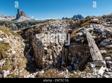 Überreste von militärischen Schützengräben auf dem Klavierberg in den Dolomitenalpen, die während des Ersten Weltkriegs in Südtirol errichtet wurden Stockfoto