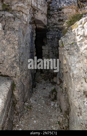 Überreste eines Militärbunkers auf dem Klavierberg in den Dolomiten, erbaut während des Ersten Weltkriegs, Südtirol Stockfoto