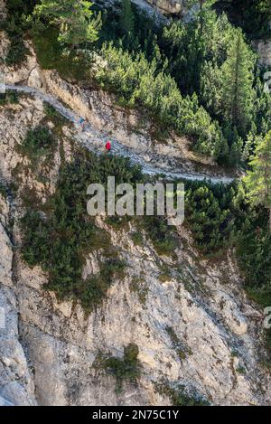 Wanderung durch fragile Kalksteinfelsen im Rienzer Tal in Südtirol, geographischer Region Italiens Stockfoto