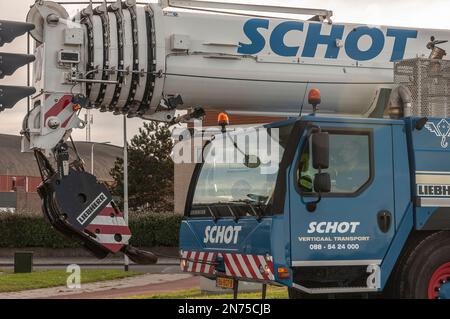 LKW-Fahrer sitzt im Fahrerhaus eines mobilen Flurförderzeugs Liebherr Stockfoto