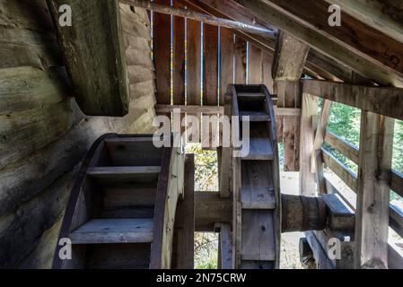 Eine alte hölzerne Wassermühle im Val di Morins, den Südtiroler Dolomiten Stockfoto