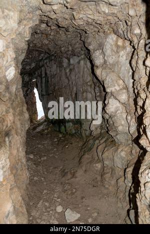 Ein Tunnel im Lagazuoi-Gebirge, Teil eines Verteidigungssystems im Ersten Weltkrieg an den Dolomitenalpen, Autonome Provinz Südtirol Stockfoto