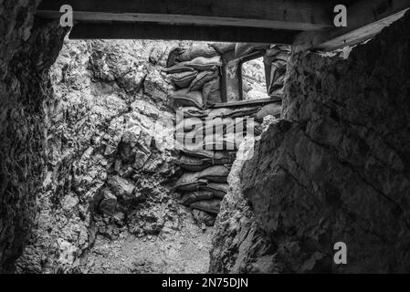 Alte Gräben und Stacheldraht an der Befestigung des Lagazuoi, die während des Ersten Weltkriegs in der autonomen Provinz Südtirol errichtet wurde Stockfoto