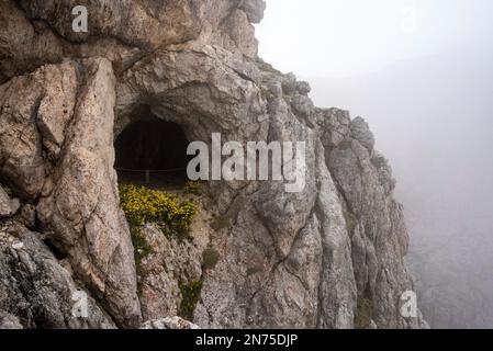 Ein Tunnel im Lagazuoi-Gebirge, Teil eines Verteidigungssystems im Ersten Weltkrieg an den Dolomitenalpen, Autonome Provinz Südtirol Stockfoto