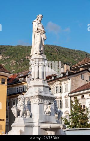 Statue des mittelalterlichen Sängers Walther von der Vogelweide in der Innenstadt von Bozen, autonome Provinz Südtirol, Italien Stockfoto