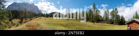 Typische Alp mit Heuschuppen in den Dolomiten im Naturpark Fanes Sennes Prags, Südtirol in Italien Stockfoto