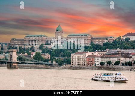 Sonnenuntergang über dem berühmten Königspalast in Budapest, Ungarn Stockfoto