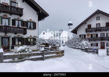 Kochel Dorfzentrum mit St. Michael Kirche im Winter. Kochel, Bayern, Deutschland. Stockfoto