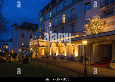 Deutschland, Bonn, Rhein, Sieg, Kottenforst, Rheinland-Naturpark, Rheinland, Nordrhein-Westfalen, NRW, Bonn - Bad Godesberg, Bonn-Ruengsdorf, Rheinhotel Dreesen, das Weisse Haus am Rhein, Hoteleingang, Abendatmosphäre, Nachtaufnahme, Blue Hour, Beleuchtung, Weihnachtsdekoration Stockfoto