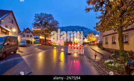 Straße, Barriere, Weihnachtsmarkt, Blue Hour, beleuchtet, advent, Blick auf das Dorf, Ramsthal, Frankonien, Bayern, Deutschland, Europa Stockfoto