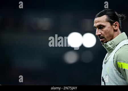 Mailand, Italien. 10. Februar 2023. Zlatan Ibrahimovic von AC Milan erwärmt sich vor dem Fußballspiel der Serie A AC Milan gegen Torino im San Siro Stadium in Mailand, Italien am 10. Februar 2023 Kredit: Piero Cruciatti/Alamy Live News Stockfoto