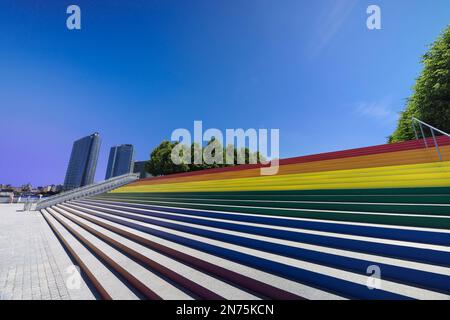 New York City Progress Pride Flag kehrt am 2022. Nach Roosevelt Island zurück Stockfoto