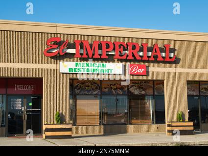 Houston, Texas, USA 02-10-2023: Außenansicht des mexikanischen Restaurants El Imperial in Houston, TX. Kleine lokale Business Strip Mall Essen und Trinken Etablissement. Stockfoto