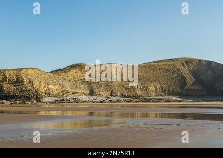 Dunraven Bay Cliffs aus nächster Nähe an einem sonnigen und aufregenden Februar-Tag im Vale of Glamorgan South Wales Stockfoto