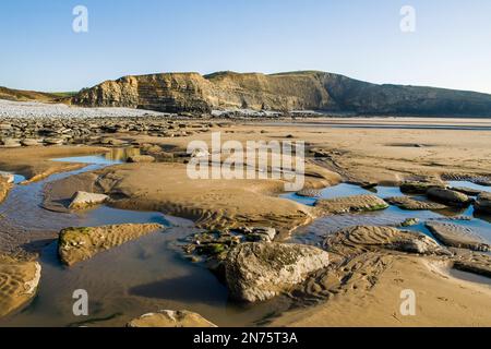 Blick über Dunraven Bay zu den Klippen jenseits der Glamorgan Coast South Wales Stockfoto