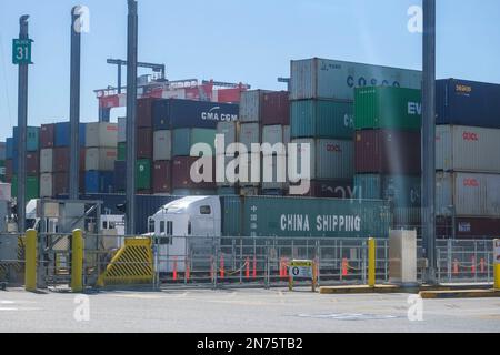 Los Angeles, Kalifornien, USA. 9. Februar 2023. Am Donnerstag, den 9. Februar 2023 in Long Beach, Kalifornien, USA, erhalten LKW Container am Long Beach Container Terminal (LBCT) Die Investition in Höhe von $2,5 Mrd. LBCT, die es einem der weltweit führenden Betreiber von Hafenterminals ermöglicht hat, die Emissionen erheblich zu senken und einen „Netto-Nullpunkt“ in greifbarer Nähe zu haben. Auf dieser Tour erfahren Sie außerdem zum ersten Mal mehr über ein Projekt im Wert von $30 Millionen US-Dollar bei LBCT zur Einführung emissionsfreier Frachtumschlagsgeräte und einen exklusiven Einblick in die Pläne von LBCT zur vollständigen Dekarbonisierung des Betriebs bis 2030. (Kreditbild: © Stockfoto