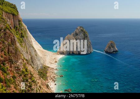 Blick vom Keri Lighthouse Restaurant zum Mizithres Rock, zur Insel Zakynthos, zu den Ionischen Inseln, zum Mittelmeer und nach Griechenland Stockfoto