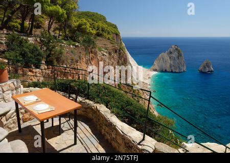 Blick vom Keri Lighthouse Restaurant zum Mizithres Rock, zur Insel Zakynthos, zu den Ionischen Inseln, zum Mittelmeer und nach Griechenland Stockfoto