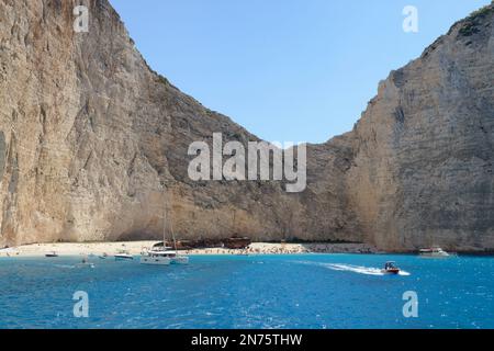 Blick auf Navagio Beach mit Schiffswrack, Zakynthos Island, Ionische Inseln, Mittelmeer, Griechenland Stockfoto