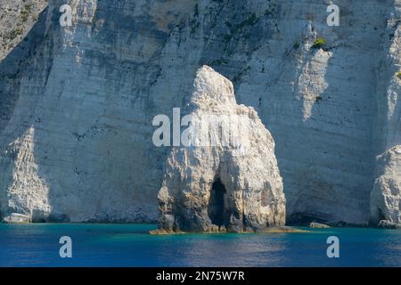 Felsformationen vor den Agalas Höhlen, Zakynthos Insel, Ionische Inseln, Mittelmeer, Griechenland Stockfoto