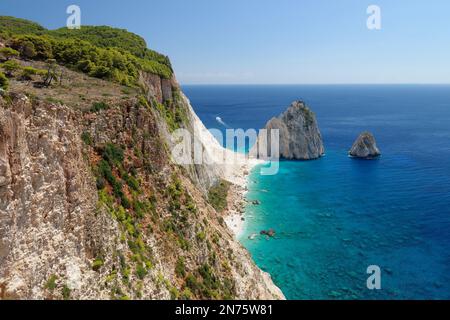 Blick vom Keri Lighthouse Restaurant zum Mizithres Rock, zur Insel Zakynthos, zu den Ionischen Inseln, zum Mittelmeer und nach Griechenland Stockfoto