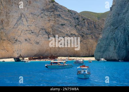 Blick auf Navagio Beach mit Schiffswrack, Zakynthos Island, Ionische Inseln, Mittelmeer, Griechenland Stockfoto