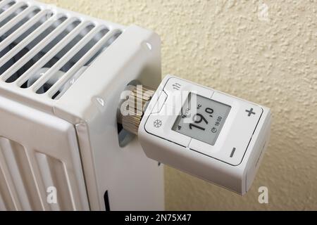 WLAN Heizkörperthermostat FRITZ! DECT 302, Display zeigt 1ö°C an, Smart-Home-Technologie, Symbolbild, Netzwerk, Digital, Energiekosten, steigende Heizkosten, Stockfoto