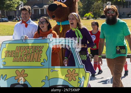 Suwanee, GA/USA - 15. Oktober 2022: Junge Leute kleiden sich wie die Figuren aus dem Scooby Doo Cartoon, in den Spooky Spirits 5K am 15. Oktober 2022. Stockfoto